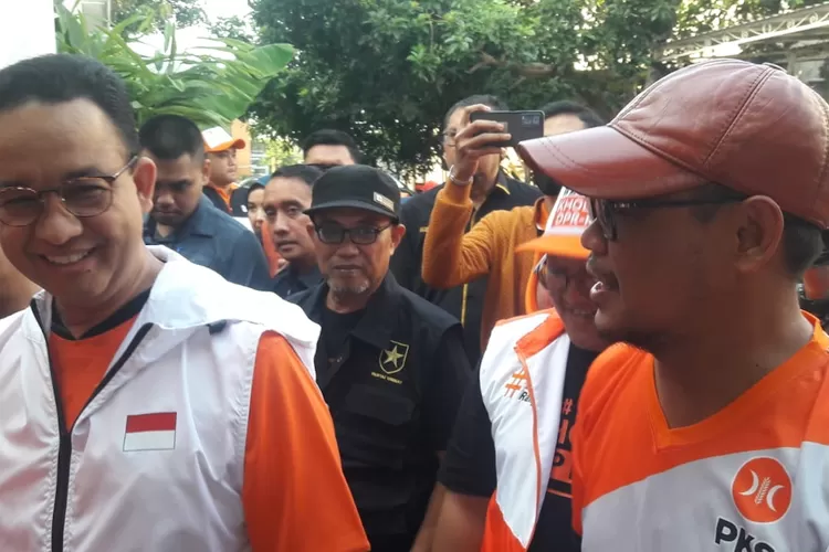 Ketua DPD PKS Kota Depok, Imam Budi Hartono (kanan) saat mendampingi Capres nomor urut 1, Anies Baswedan, belum lama ini.  (Radar Depok)