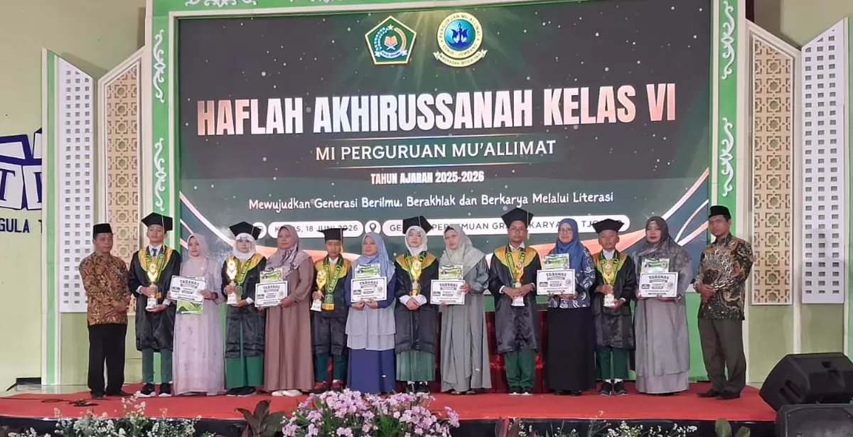 Para murid berprestasi saat acara haflah. (SketsaNusantara.id)