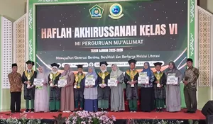 Haflah Menggunakan Empat Bahasa, Siswa MI di Jombang Ini juga Luncurkan Buku Antologi "Cahaya Pena"