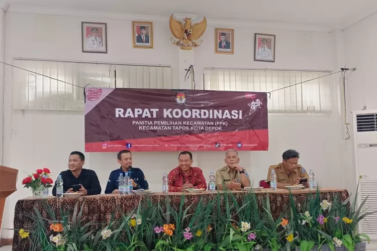 Rapat Kordinasi persiapan pendistribusian logistik Pemilu di aulan Kecamatan Tapos. (ANDIKA EKA/RADAR DEPOK)