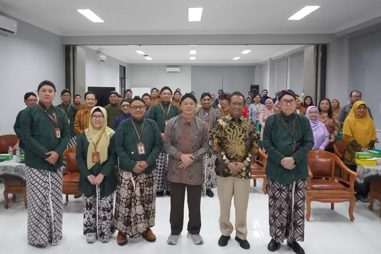 Silaturahmi Lembaga LLDikti V ke UWM Yogyakarta, Kamis (10/7), dihadiri Ketua Yayasan Mataram Yogyakarta Prof. Dr. Mahfud MD, Rektor UWM Prof. Dr. Edy Suandi Hamid, M.Ec., serta Kepala LLDikti V, Prof. Setyabudi Indartono, M.M., Ph.D.  (Foto: Dok. Istimewa)