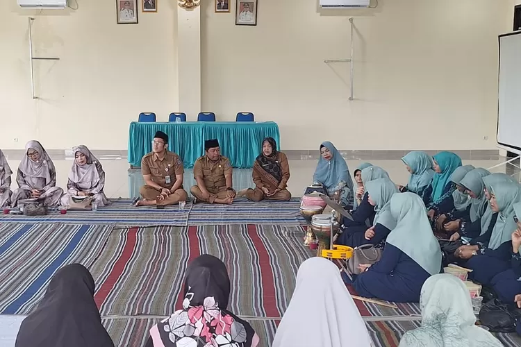 RUTINITAS : Pengajian bulanan PKK FKMT Se-Kelurahan Duren Mekar dihadiri Lurah Duren Mekar Ari Andriana (tengah), di aula Kantor Kelurahan Duren Mekar, Kecamatan Bojongsari, Depok, Senin (20/1). (RISKY DWI LESTARI)