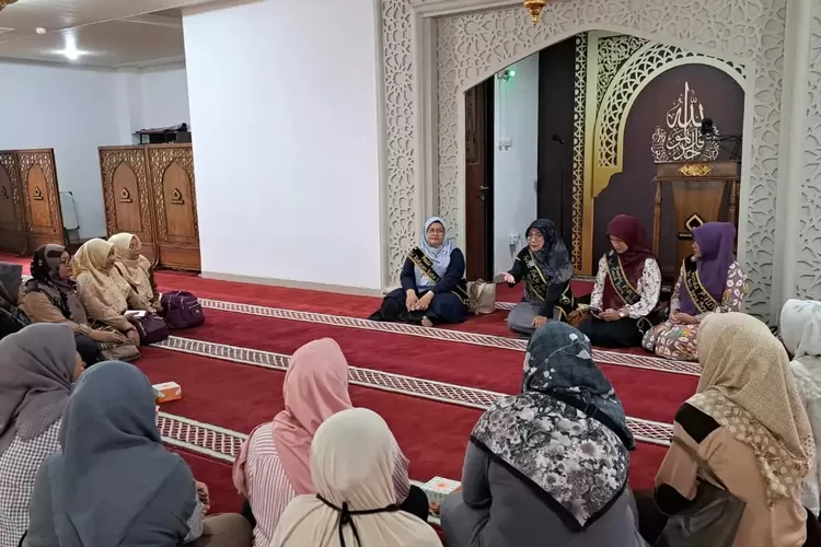 Ketua Pokja Bunda PAUD Kota Depok Etty Maryati Salim memberikan penyuluhan parenting kepada warga Beji di Kantor Kecamatan Beji, Rabu (7/2). (RADARDEPOK)