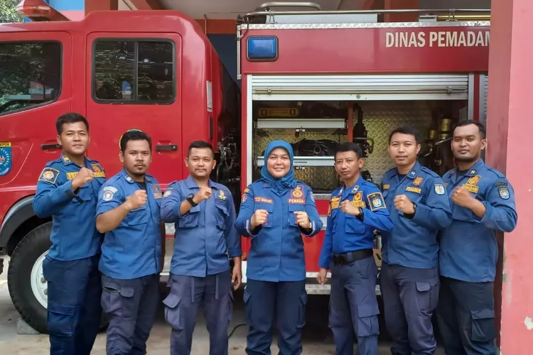Kepala Seksi Penyelamatan Kebakaran Dinas Pemadam Kebakaran Kota Depok, Tesy Haryati bersama anggota tim rescue sedang foto bersama di Pemadam Kebakaran Pos Merdeka, Kelurahan Abadijaya, Kecamatan Sukmajaya, Kota Depok. (MONICA REISTIE/RADAR DEPOK)