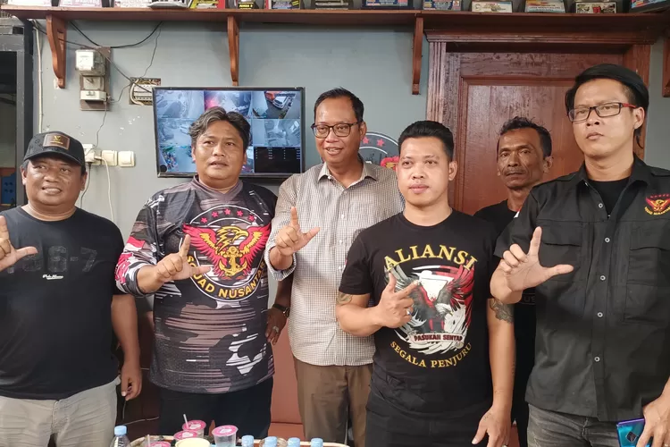 Calon Wakil Wali Kota Semarang Joko Santoso foto bersama dengan pengurus Ormas Squad Nusantara