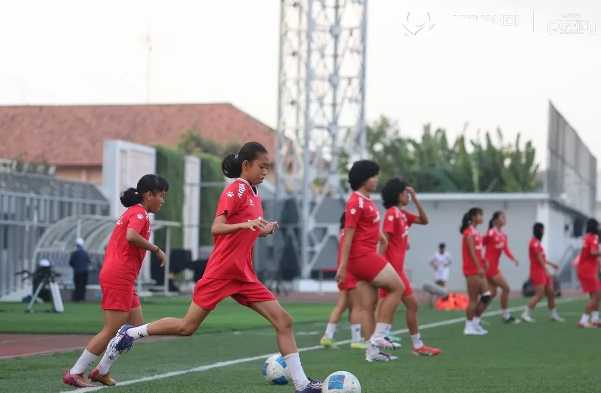 Para pemain Putri Nusantara sedang menjalani latihan terakhir jelang laga melawan Thailand, Sabtu, 15 Agustus 2026 di Supersoccer Arena, Kudus.