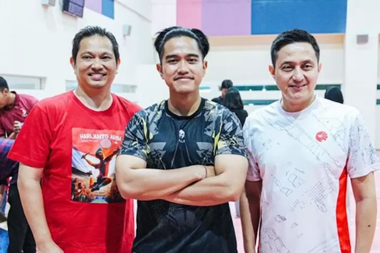 Putra bungsu Presiden Joko Widodo (Jokowi), Kaesang Pangarep, mengisi waktu akhir pekannya, Minggu (11/2), dengan bertanding bulutangkis bersama para legenda tepok bulu nasional, di GBK Arena. (ist)