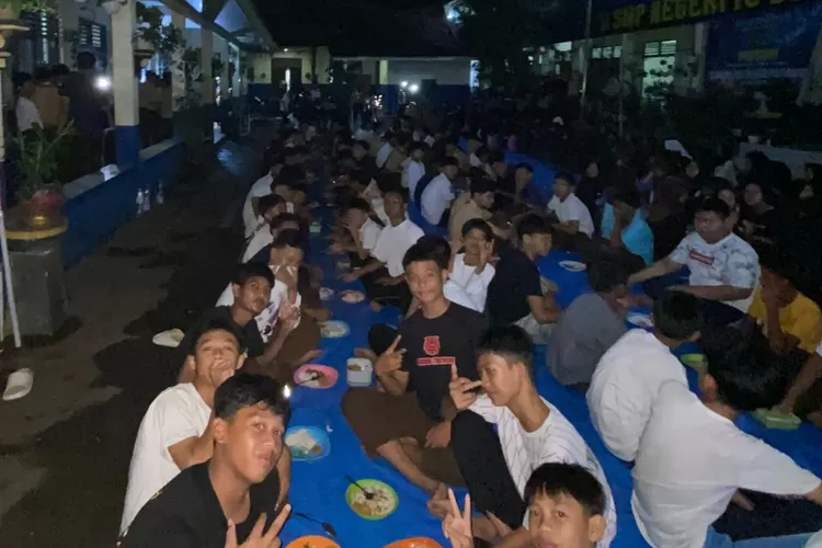 Suasana kegiatan persami di SMPN 16 Depok, yang ang terletak di Jalan Pintu Air 3, Kelurahan Cimpaeun, Kecamatan Tapos ini, pada pada 8-9 November 2025.  (ANDIKA EKA/RADAR DEPOK)