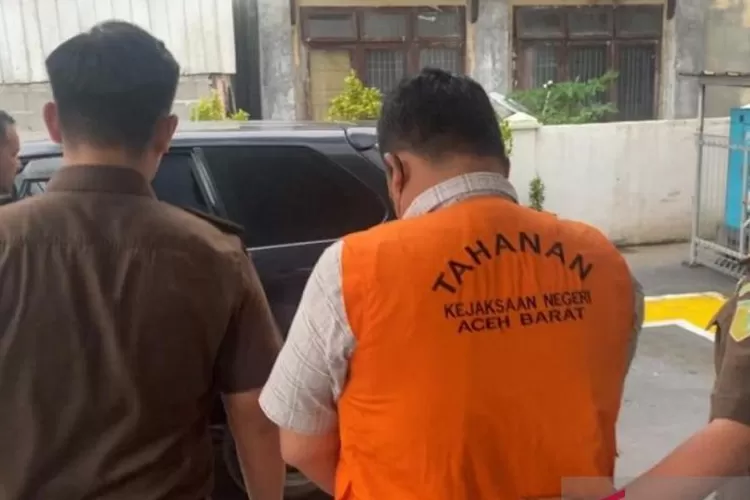 Penyidik Kejaksaan Negeri Aceh Barat menahan seorang mantan Pj Kepala Desa Gampong Suak Keumudee, Kecamatan Arongan Lambalek, Kabupaten Aceh Barat, diduga terkait perkara dugaan tindak pidana korupsi dana desa tahun 2021-2022 senilai Rp350 juta, Rabu (6/12/2023) sore.  (ANTARA/Teuku Dedi Iskandar)