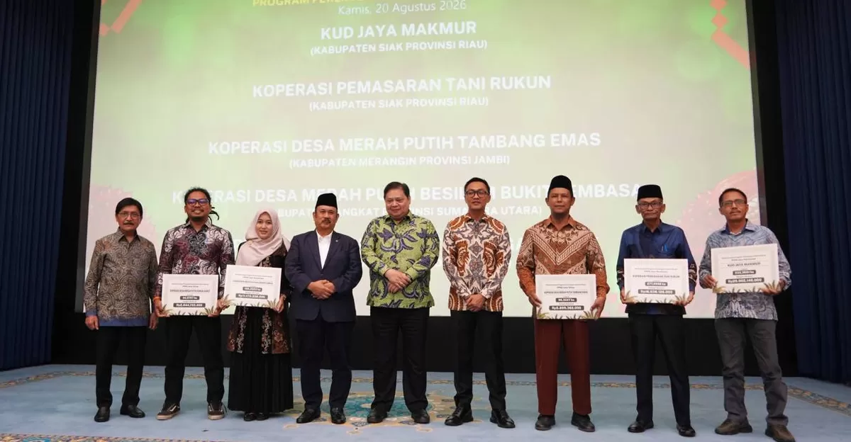 Menteri Koordinator Bidang Perekonomian Airlangga Hartarto dalam acara Penandatanganan Perjanjian Kerja Sama (PKS) Program Peremajaan Sawit Rakyat (PSR) di Kantor Kemenko Perekonomian, Kamis (20/08/2026). (Dok. Humas Ekon Kementerian Koordinator Perekonomian)
