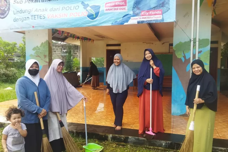 Warga RW15 bebersih balai RW dan Musala Al Mukhlishin di Jalan Kesadaran 1 Perumahan Pesona Pamulang dan Shaffa Residence RW 15, Kelurahan Pondok Petir, Bojongsari, Depok, Minggu (16/2). (RISKY DWI LESTARI/RADAR DEPOK)