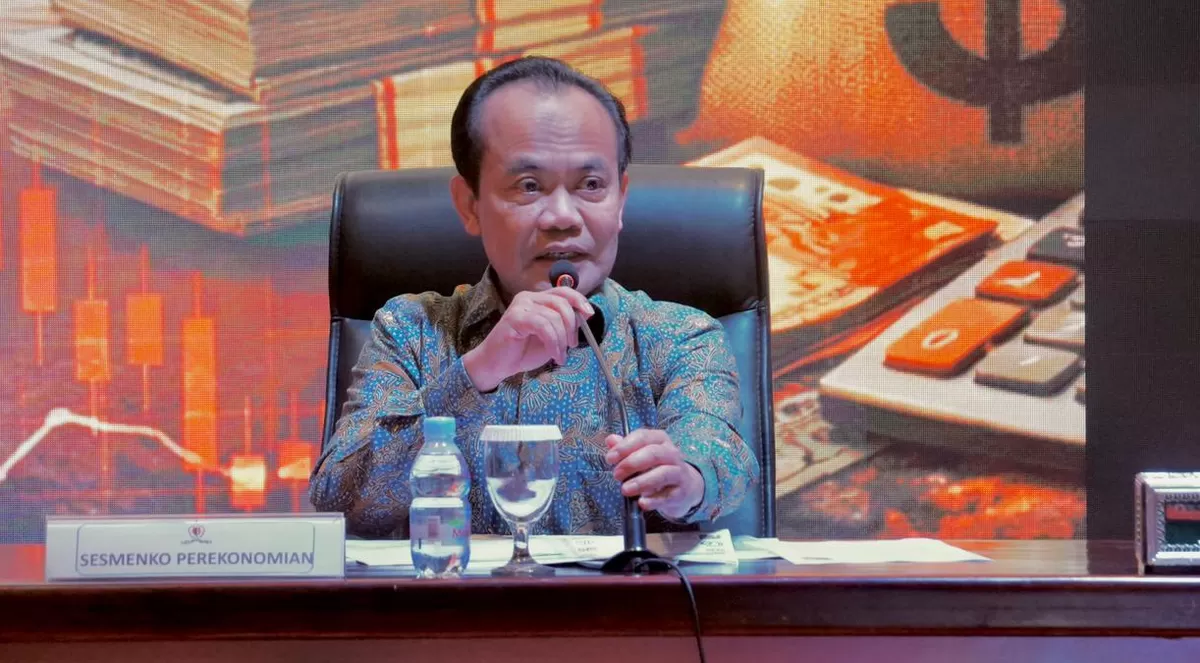 Sekretaris Kementerian Koordinator Bidang Perekonomian Susiwijono Moegiarso yang hadir mewakili Menteri Koordinator Bidang Perekonomian Airlangga Hartarto dalam Kuliah Umum &rdquo;Strategi Ekonomi Indonesia di Tengah Volatilitas Geopolitik, Guna Penguatan Ketahanan Nasional" kepada Peserta P4N LXIX dan P3 (Kalimantansatu.com/Dok. Humas Ekon)
