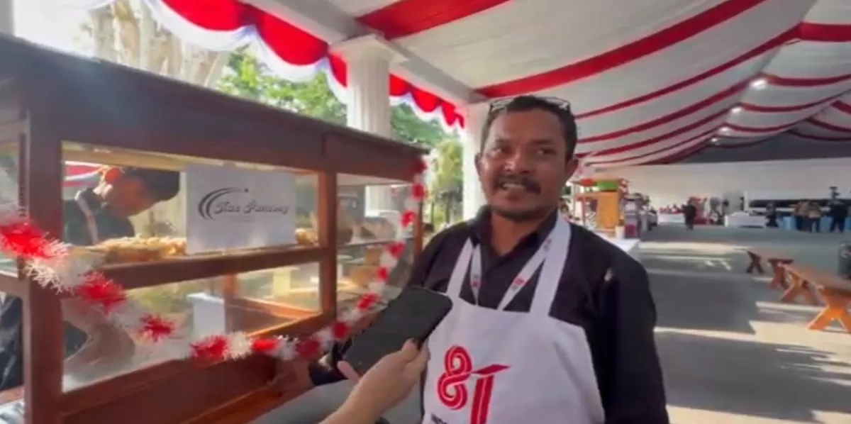 Pelaku usaha mikro, kecil, dan menengah (UMKM) kue pancong, Iwan Setiawan, kembali memperoleh kehormatan menghadiri Peringatan Hari Ulang Tahun (HUT) ke-81 Kemerdekaan Republik Indonesia atas undangan Presiden RI Prabowo Subianto di Kompleks Istana Kepresidenan, Jakarta, Senin (17/8/2026). (Dok. Bakom RI)