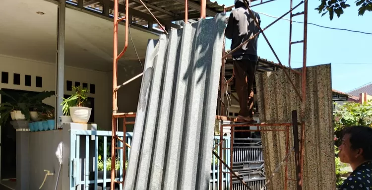 Penggantian atap dalam pelaksanaan program &lsquo;Ganti Atap Rumah Wartawan&rsquo; di salah satu rumah wartawan anggota Promedia Group di Citayam, Bogor.