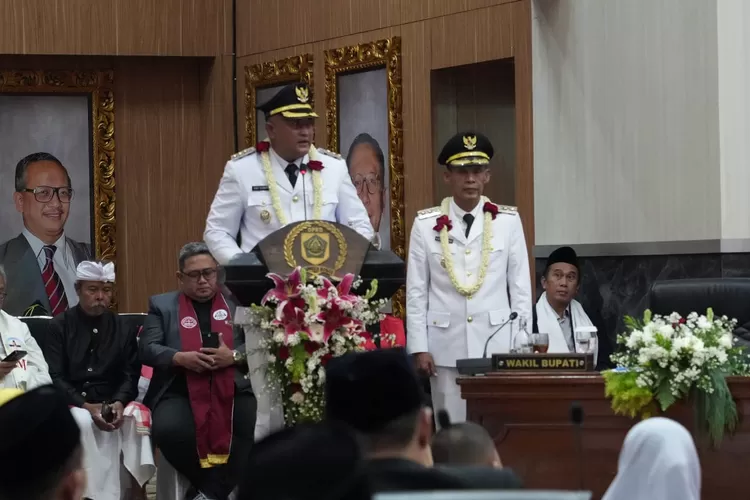 Bupati Rudy Susmanto dan Wakil Bupati Jaro Ade saat rapat paripuran pelantikan. (KABAR BOGOR)