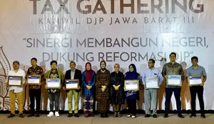 DJP Jabar III Ganjar Penghargaan 110 Pembayar Pajak Terbesar Bodebek
