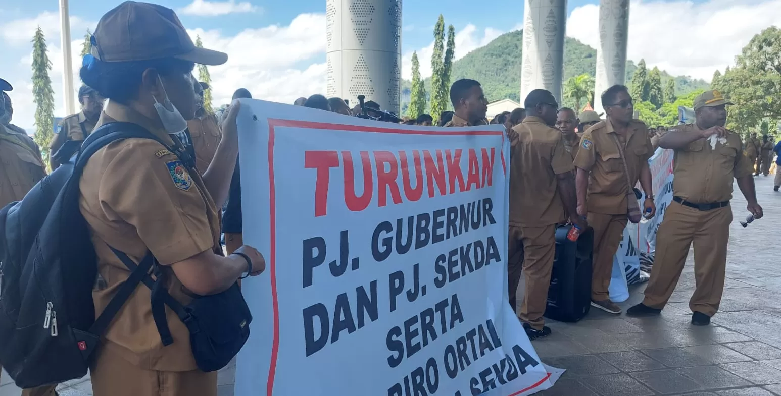 Aksi Demo di Kantor Gubernur Papua, Senin (25/3/2024). ASN tuntut Pj Gubernur Papua diturunkan dari jabatannya. (CENDERAWASIH POS/Elfira Halifa)