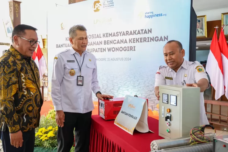 Anggota Dewan Komisioner LPS Didik Madiyono (kiri) dalam kunjungan kerjanya di Wonogiri, Rabu (21/8/2024).  (Foto: Dok. Humas LPS)