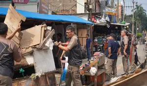 Bangli dan PKL di Simpang Pasar Cibinong Bogor Diratakan