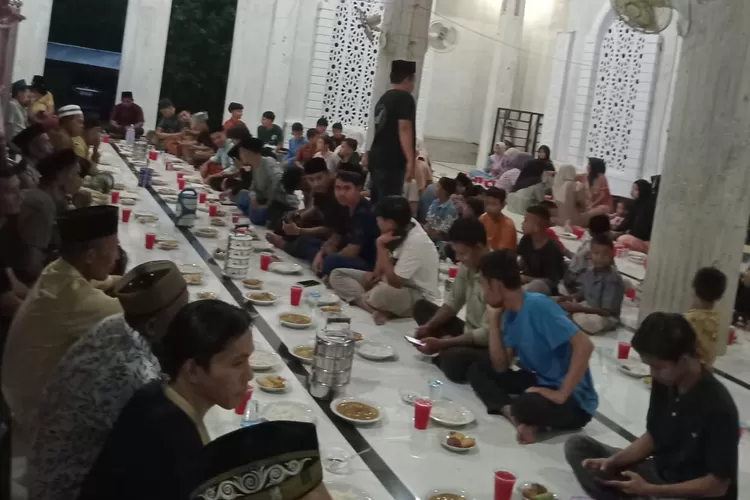 Kegiatan buka puasa bersama dan santunan yatim dhuafa, yang digelar Pemuda dan Rekamas Al Munawwarah, Desa Ujung Tanah, Kecamatan Lembah Sabil, Abdya. Kamis (27/3). Realitasonline.id - ZAL