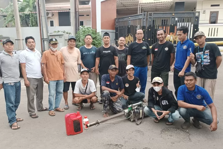 Katar unit 11 Kelurahan Cipayung, melakukan foging atas keluhan warga untuk menanggulangi DBD di Kecamatan Cipayung, Kota Depok, Minggu (27/7). (AGNESYA WIANDA/RADAR DEPOK)