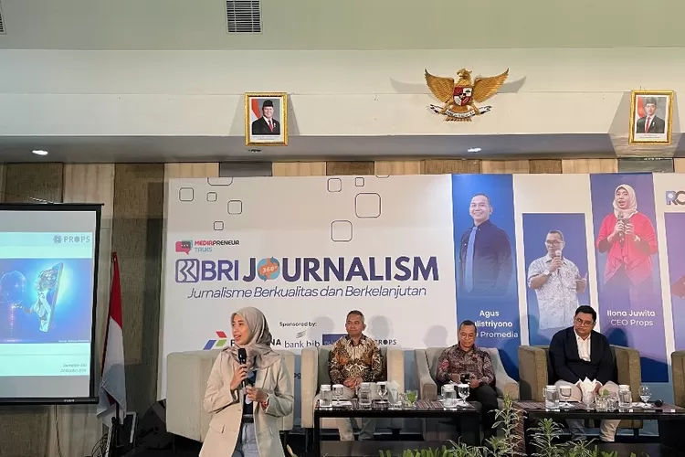 CEO Props Ilona Juwita saat membagikan insight terbaru seputar tren iklan digital di event Mediapreneur Talks, 24 Oktober 2024 di Kota Semarang, Jawa Tengah. Acara ini adalah satu dari rangkaian event Journalism 360 yang digelar Promedia Teknologi Indonesia.  (Ali Arifin Muhlis)