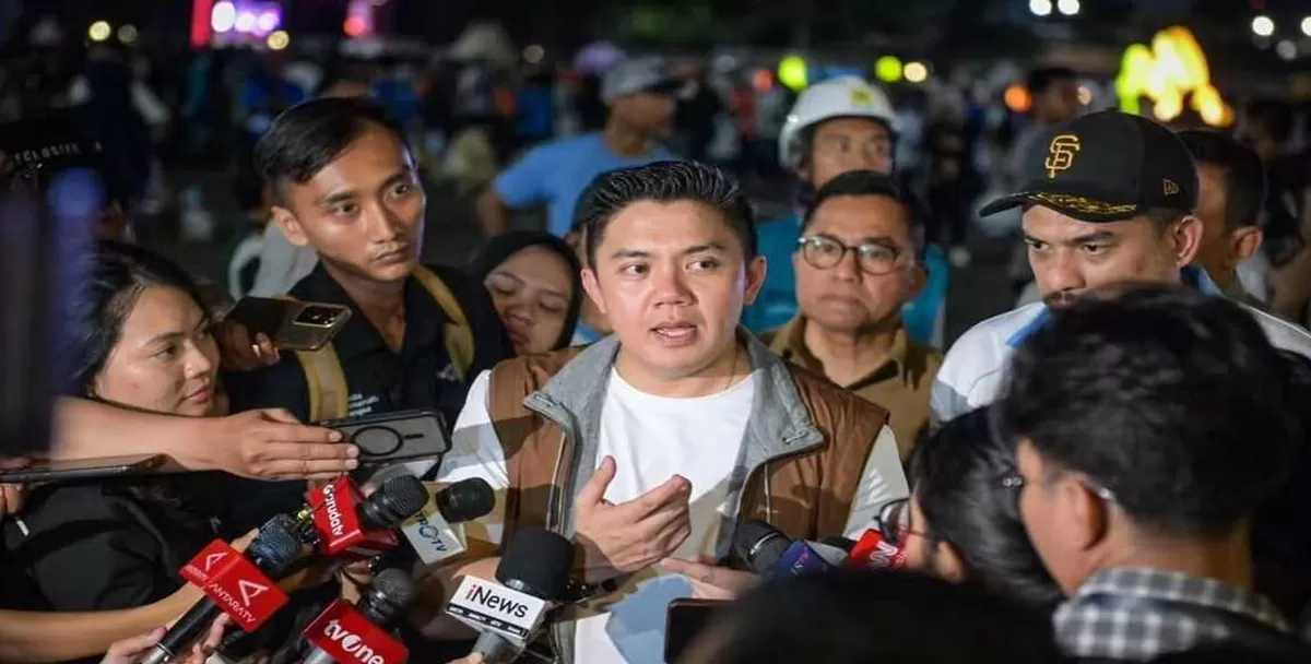 Seskab Teddy Indra Wijaya saat menghadiri bazar rakyat di Monas. (Kalimantansatu.com/Dok. Instagram @sekretariat.kabinet)