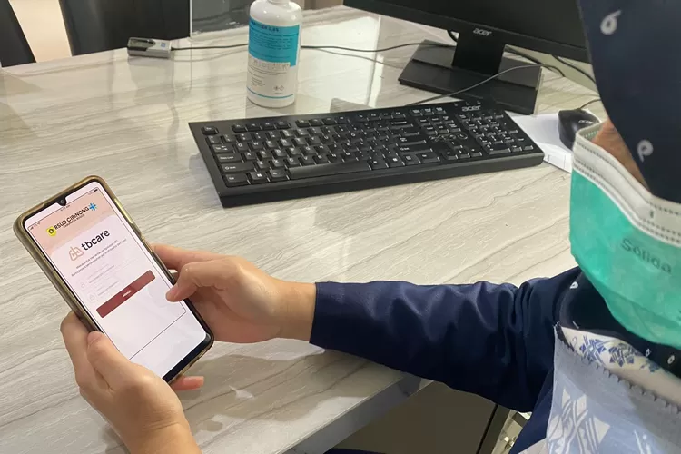 dr Narulita Anggasari menunjukan fitur tbcare. (KABAR BOGOR)