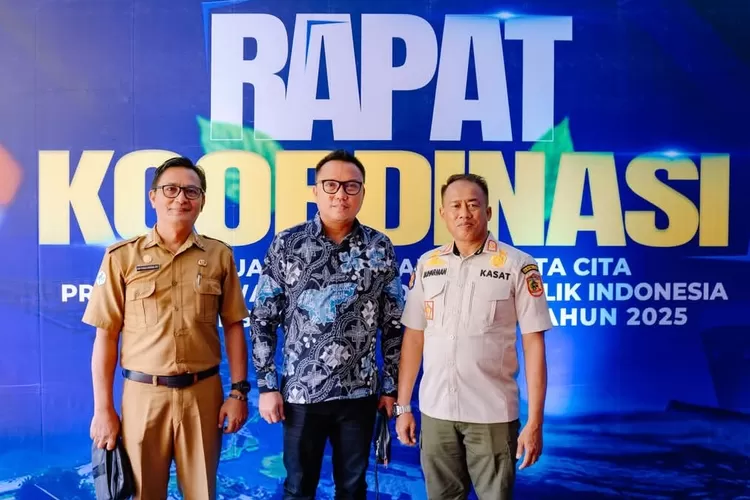 Bupati Morut Delis (Tengah)