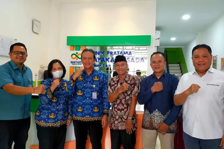 Dirut PT Nayaka Era Husada I Putu Wiradana, Kepala Puskesmas dr. Triani Posma Rohana, Kabid Yankes Dinkes Depok dr. Hendrik Alamsyah, Direktur PT. Nayaka Era Husada Tri Candra Kartika  beserta Ketua RT/RW Sawangan Baru. (RADAR DEPOK)