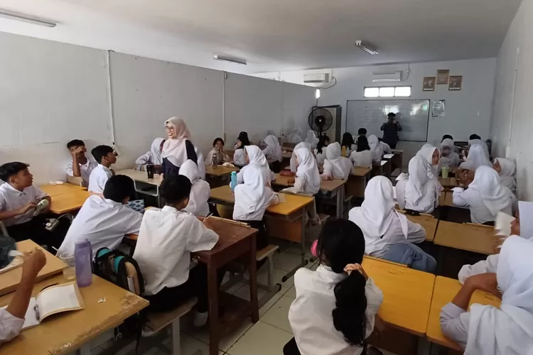 Suasana belajar di salah satu sekolah negeri di Kota Depok dengan menerapkan kebijakan 50 siswa perombel. (ANDIKA EKA/RADAR DEPOK)