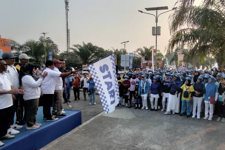 Wakil Walikota Depok Imam Budi Hartono didampingi General Manager Radar Depok Iqbal Muhammad, dan Chief Yamaha DDS Bogor Stephen, Pj Sekda Kota Depok Nina Suzana, Kepala Disporyata Eko Herwiyanto, Wakasat Samapta Polretro Depok AKP Winam Agu, dan Ketua KNPI Kota Depok Army Mulyanto, melepas peserta. (FAHMI/RADAR DEPOK)