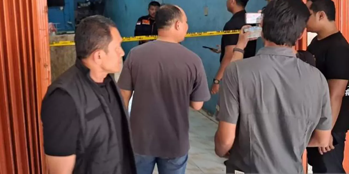 Tim Identifikasi Ditreskrimum Polda Metro Jaya melakukan olah TKP penemuan mayat di kios Ayam Geprek Perumahan Mega Regency Blok D33, Desa Sukaragam, Kecamatan Serang Baru, Kabupaten Bekasi, Minggu. (ANTARA/Pradita Kurniawan Syah)