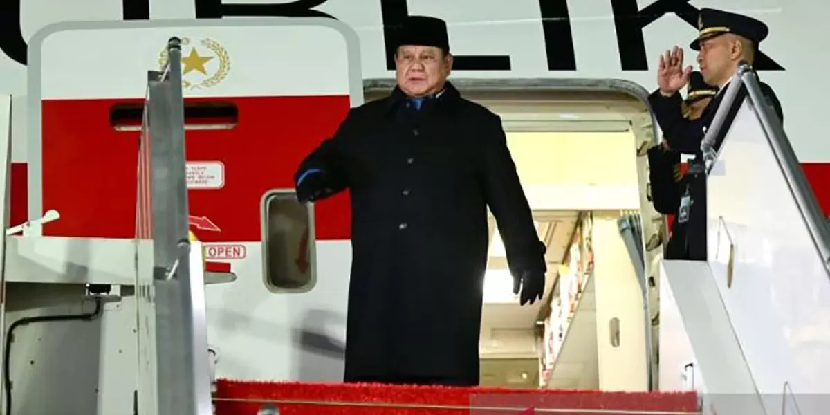 Presiden Prabowo Subianto tiba di Paris, Prancis, Senin (13/4/2026) malam waktu setempat, setelah merampungkan agenda kenegaraannya di Moskow, Rusia. Di Paris, Presiden Prabowo dijadwalkan bertemu empat mata dengan Presiden Prancis Emmanuel Macron.  (ANTARA/HO-BPMI Sekretariat Presiden)