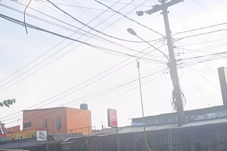 Proses perapian kabel udara semrawut di Jalan Citayam, Kelurahan Ratujaya Kecamatan Cipayung oleh DPUPR Kota Depok. (DOKUMEN DPUPR KOTA DEPOK)