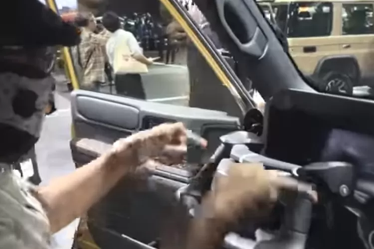 Salah satu pengunjung yang melihat sisi interior mobil tanpa pedal rem, kopling dan gas. Inovasi yang satu curi perhatian para peminat keluaran mobil Toyota tersebut. (YT Motomobi)