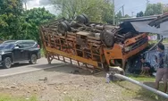 Hindari Kucing Menyeberang, Truk Ekspedisi Terjungkal dan Tabrak Rumah Warga