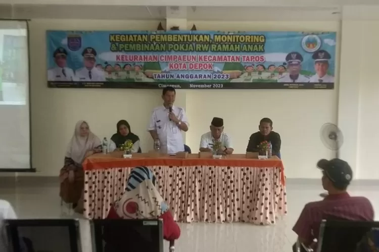 Lurah Cimpaeun, Mulyadi di dampingi Camat Tapos, Abdul Mutolib memberikan sambutan di kegiatan monitoring dan pembinaan RW Ramah Anak, di aula Kelurahan Cimpaeun, Kecamatan Tapos. (ANDIKA EKA/RADAR DEPOK)