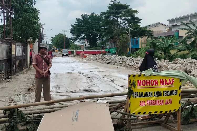 Penutupan Jalan Raya Grogol&ndash;Krukut kembali dilakukan akibat pekerjaan pengecoran dan pembangunan turap kali cabang barat di wilayah Kelurahan Krukut, Limo, Depok. (RADAR DEPOK)