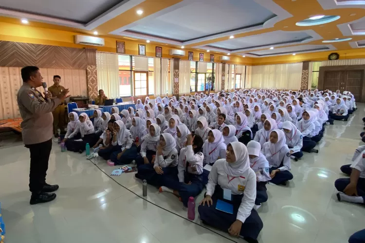 Anggota Satbinmas Polres Kendal saat memberikan edukasi kepada siswa baru SMAN 1 Kendal. (edi prayitno/kontributor kendal)