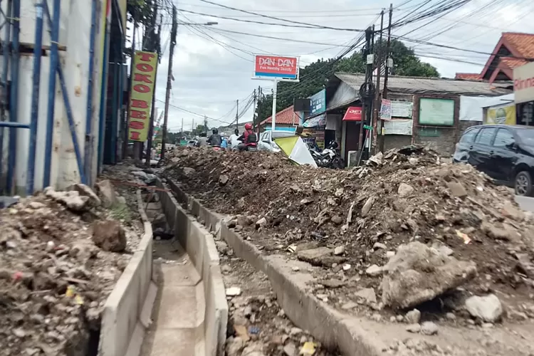 Salah satu pembangunan darinase di wilayah Kelurahan Cisalak Pasar, Kecamatan Cimanggis Kota Depok. (ANDIKA EKA/RADAR DEPOK)