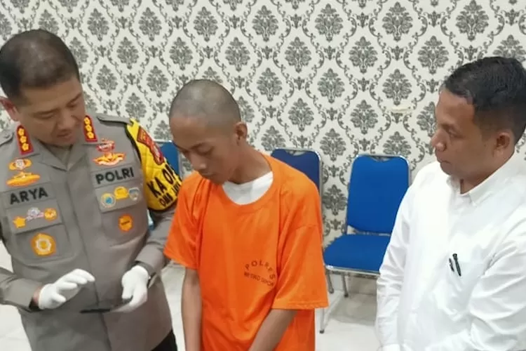 Kapolres Metro Depok, Kombes Arya Perdana, saat menggelar jumpa pers ungkap kasus pembobolan sistem tiket PT KAI, di Polres Metro Depok, Senin (4/3).  (Junior/Radar Depok)