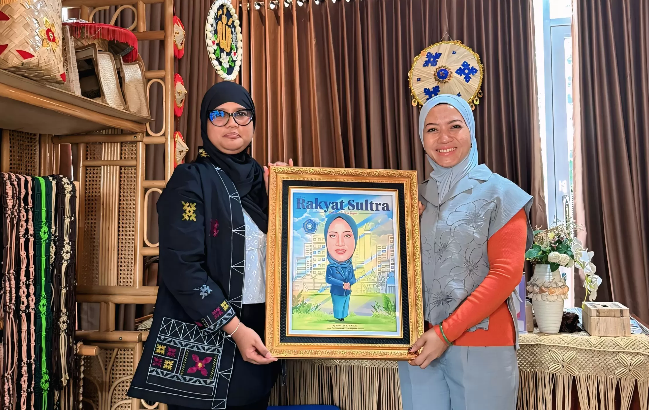 Direktur Harian Rakyat Sultra Syarifah Mulya saat menyerah plakat ke Ketua TP PKK Konawe Hania