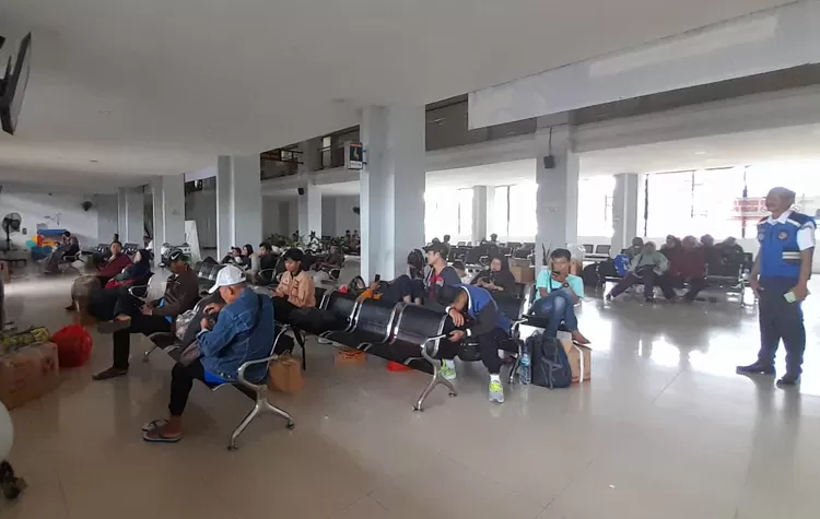 Sejumlah pemudik di Terminal Jatijajar, Kota Depok tengah mengunggu keberangkatan.