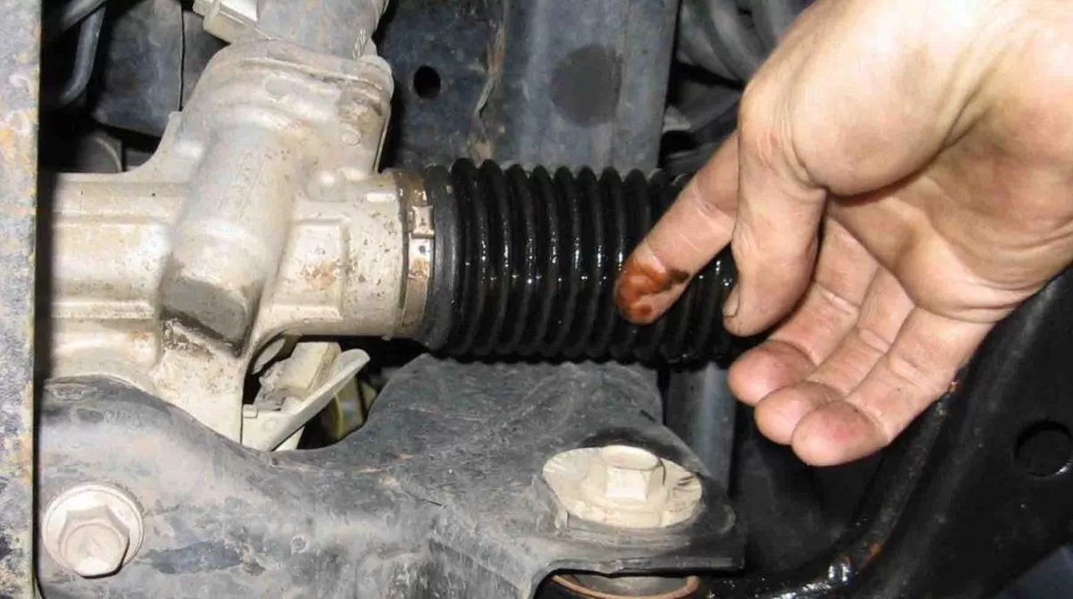 Karet pelindung yang bocor membuat air dan debu mudah masuk ke komponen steering rack dan berpotensi mempercepat kerusakan.
