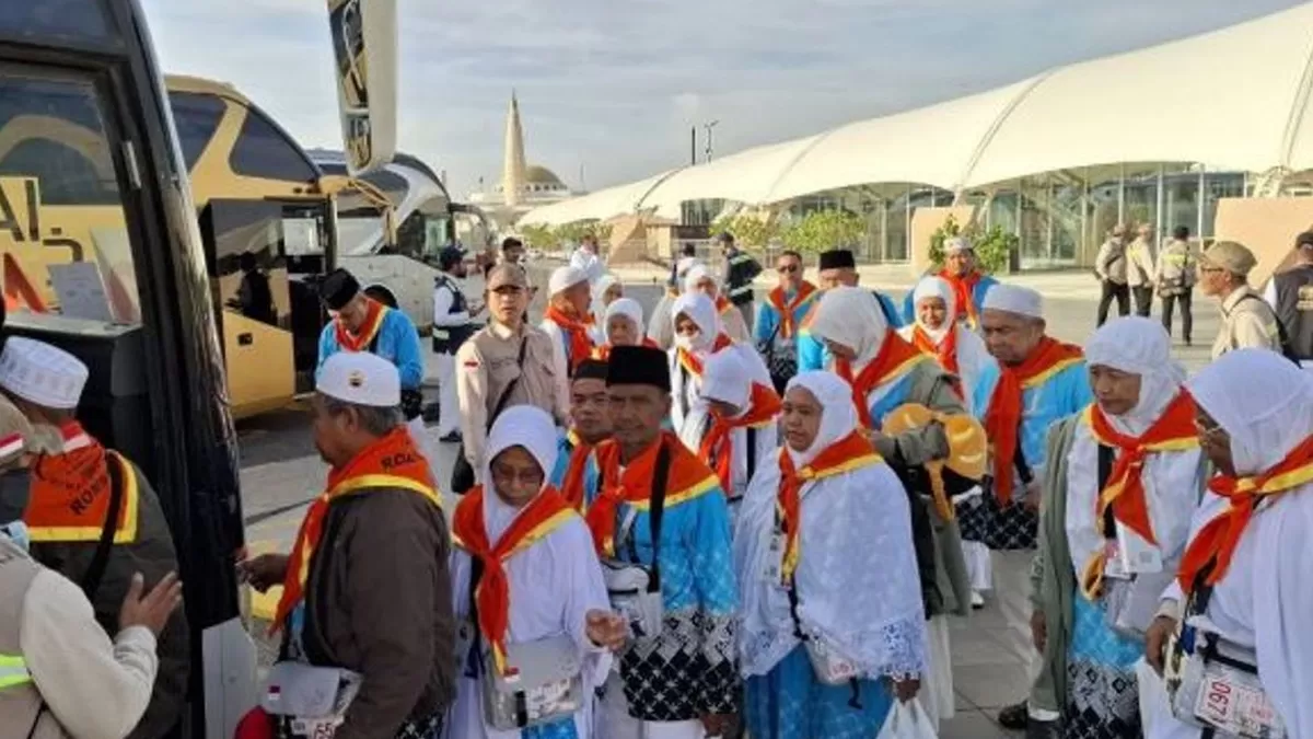 Jemaah Haji asal Indonesia menuju bus setelah tiba di Bandara Internasional Pangeran Mohammad bin Abdulaziz, Madinah. (foto: mch)