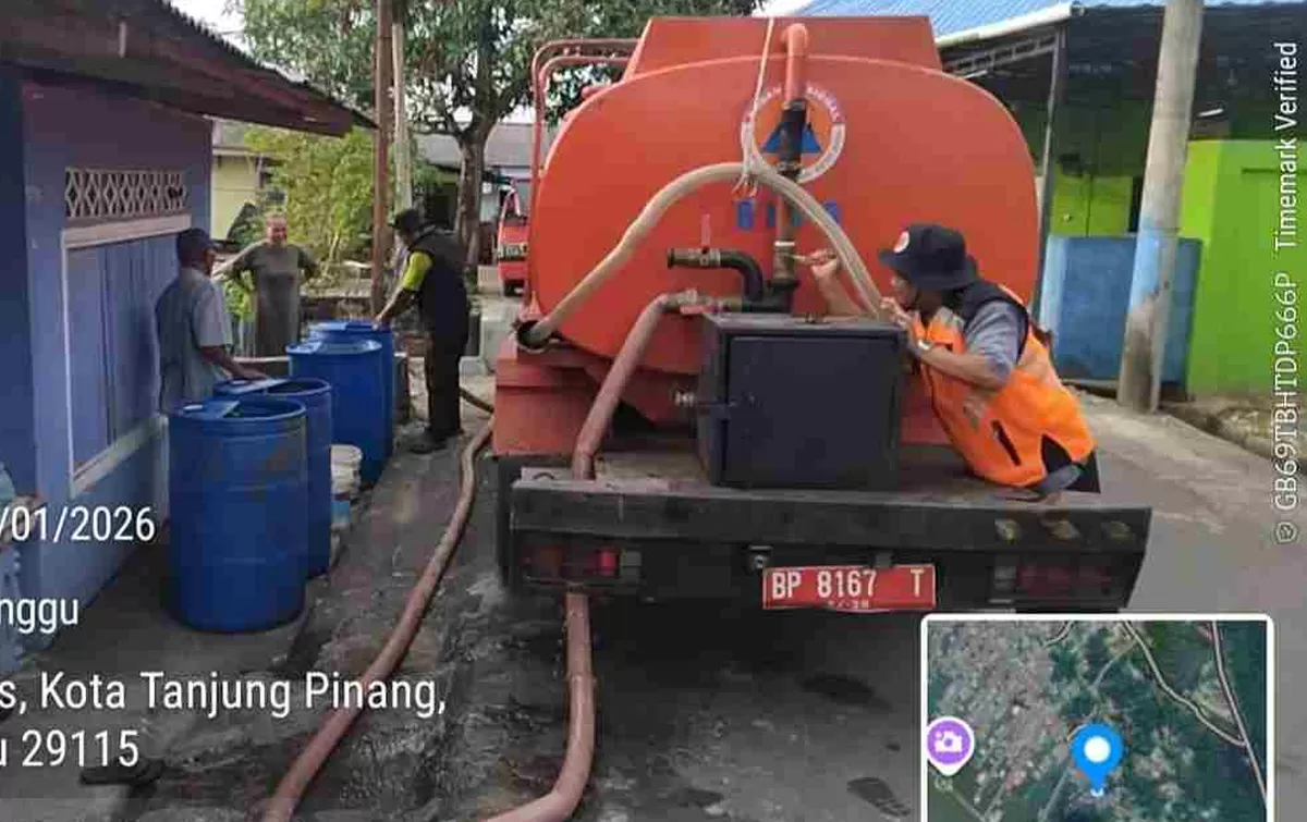 Tim BPBD Kota Tanjungpinang saat melakukan distribusi bagi warga yang kekurangan air bersih.  (Foto: Diskominfo Tanjungpinang)