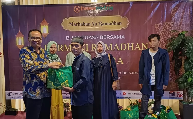 Direktur Utama PT BPR Hasa Mitra Jabar, Ketut Sugiata memberikan bingkisan kepada petugas kebersihan di Kecamatan Beji, pada acara buka puasa bersama, di kantornya, di Jalan Margonda Raya, Kecamatan Beji, Kota Depok.