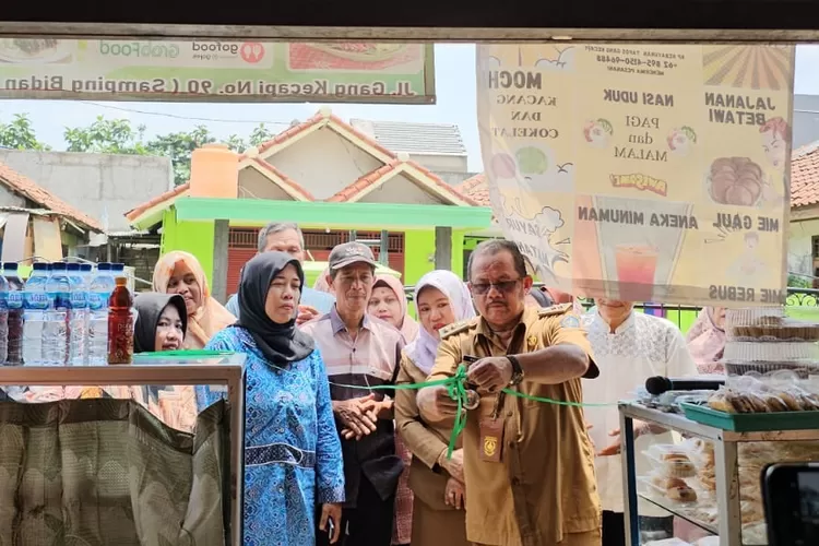 Lurah Tapos, Soleh meresmikan gerai anggota Pekka Mekarjaya di Jalan Kecapi RW17 Kelurahan Tapos, Depok, Senin (8/1). (ANDIKA EKA/RADAR DEPOK)
