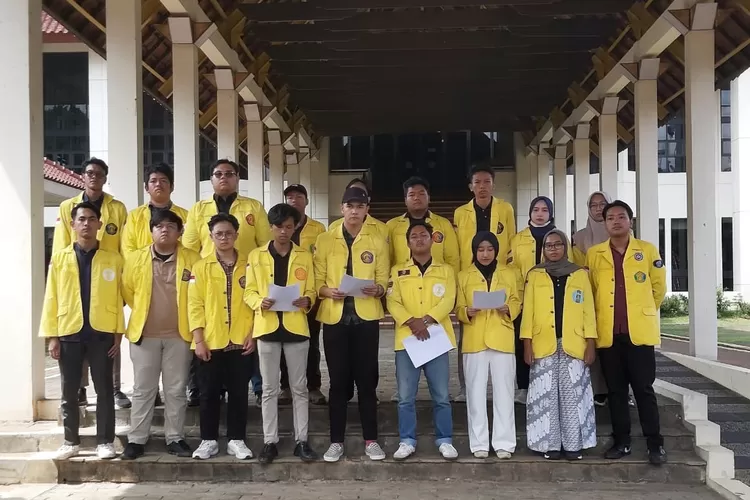 Aliansi BEM bersama MWA Universitas Indonesia gelar aksi pernyataan sikap, di Lapangan Rotunda Universitas Indonesia, Senin (12/2). (ATFAL/RADAR DEPOK)